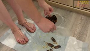 DUVVZN – Melody Flat Sandals Roaches